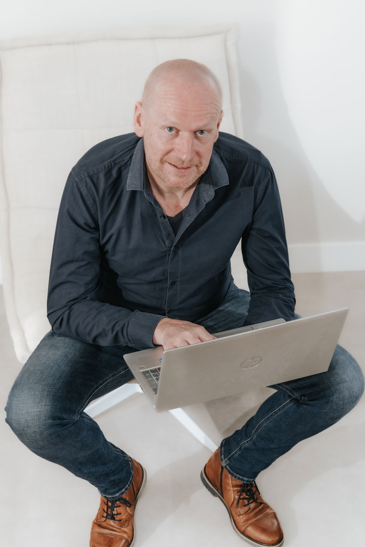 Patrick met laptop